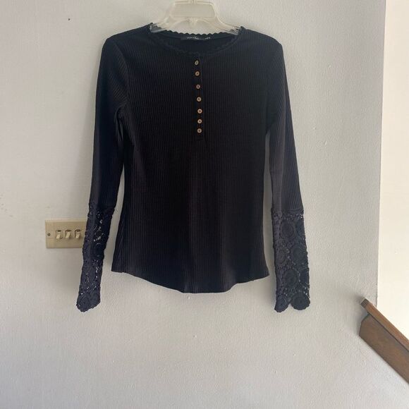 Doe & Rae black long sleeve crochet detail top size small - Picture 5 of 11